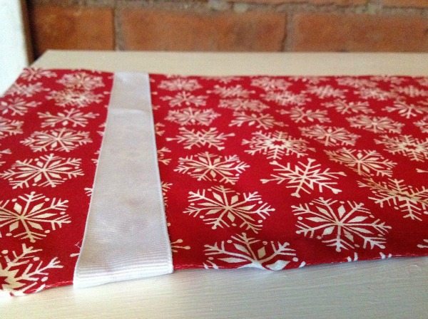 This table runner was made out of basic, inexpensive dinner napkins! So smart!!