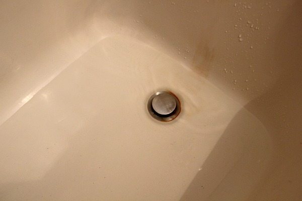 Are you looking for a way to clear to your clogged tub drain?  One that's chemical free, super simple and actually works!  Check out this trick so obvious you'll be surprised you missed it.