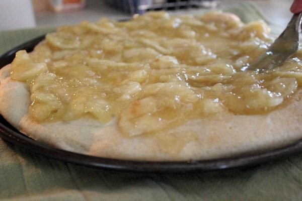 This quick 'n easy apple dessert pizza will be a big hit at any friends and family function this fall. Or just whip one up for quick family snack!