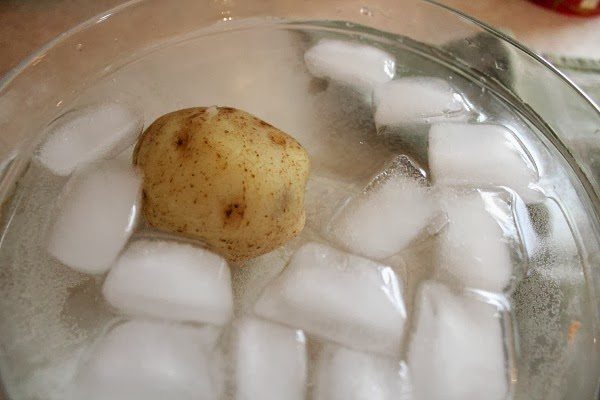If you need a clever trick to help you quickly peel potatoes, look no further! This trick is a little unconventional, but it can really save you precious minutes in the kitchen, especially when you're making potatoes for a crowd! 