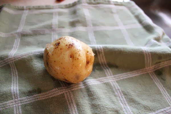 If you need a clever trick to help you quickly peel potatoes, look no further! This trick is a little unconventional, but it can really save you precious minutes in the kitchen, especially when you're making potatoes for a crowd! 