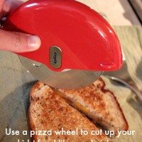 Cut your kids’ food in no time with a pizza cutter! (Ten Second Tips)
