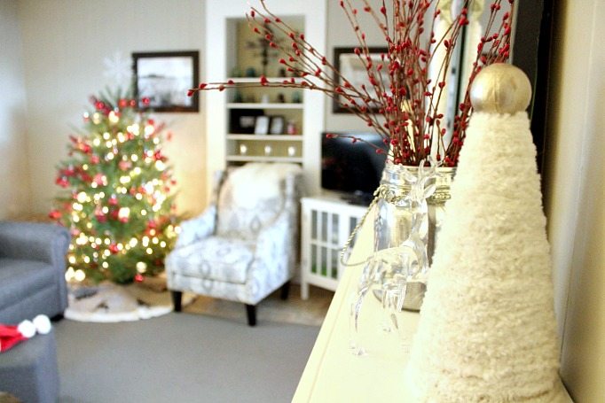 Easy modern farmhouse Christmas decor ideas for real people! 