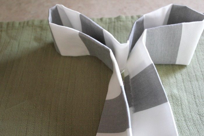 How to make a perfect bow out of any fabric you choose! Good to know if you don't have any ribbon on hand or if you just need a bow to match your decor perfectly!