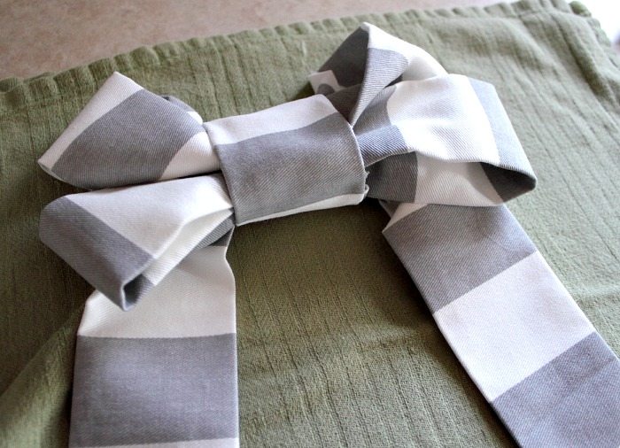 How to make a perfect bow out of any fabric you choose! Good to know if you don't have any ribbon on hand or if you just need a bow to match your decor perfectly!
