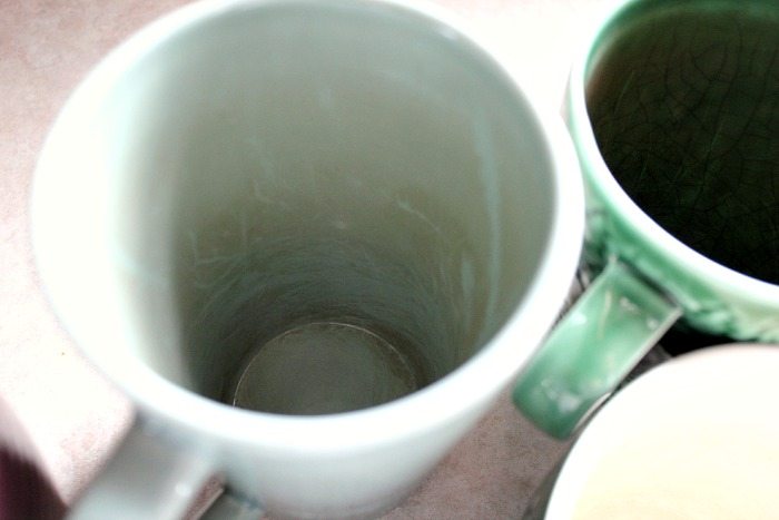If you're a coffee or a tea drinker, you need to know this natural way to remove tea stains from your cups and mugs. Here's how to do it easily without using harsh chemicals!