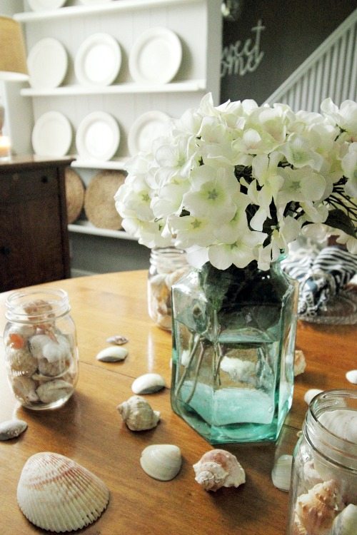 Tons of tips and inspiration for bringing that easy-breezy summer feeling to your home! 