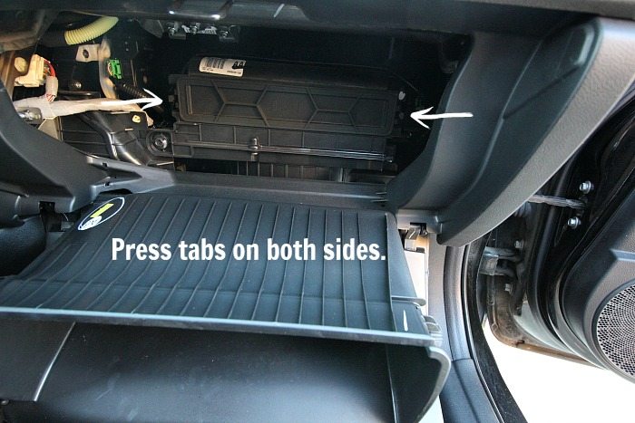 How to change out your car's cabin air filter! Wow, does this ever save you a lot of money!