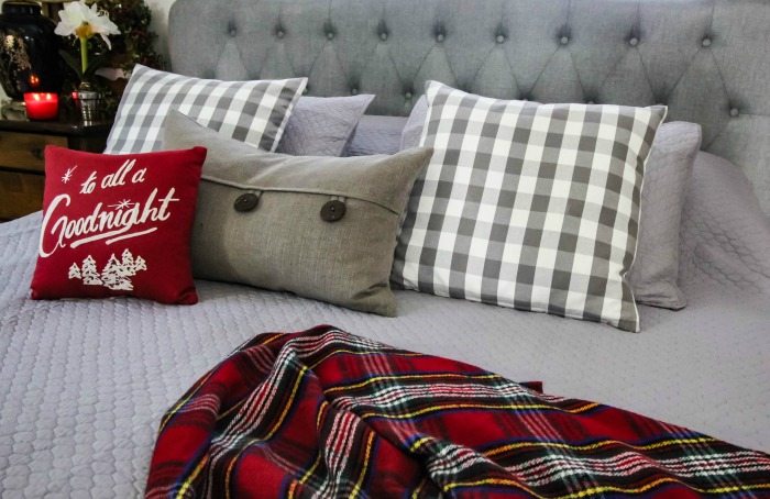 Easy Christmas decoration ideas and updates for the bedroom.