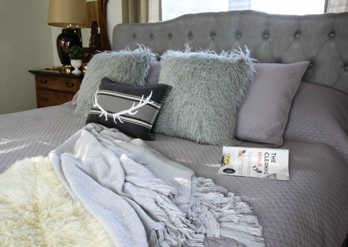 How to mix textures to get a cozy look without making your home look messy and cluttered!