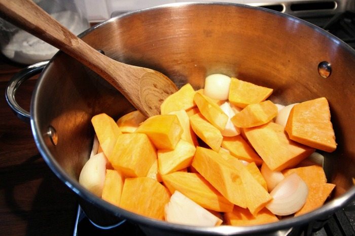 A healthy sweet potato soup recipe! Must try this one!