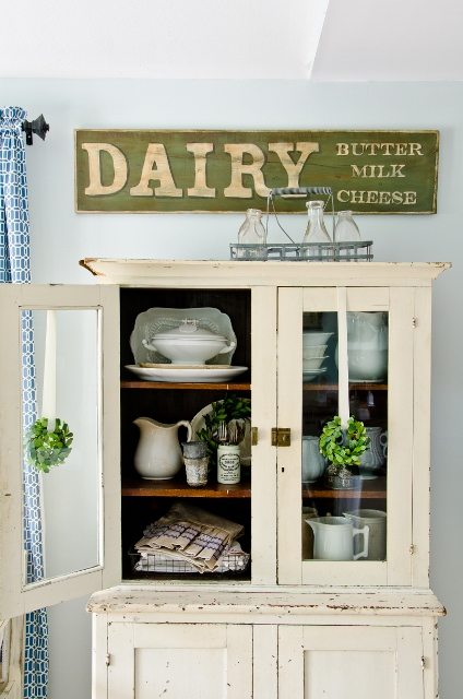 Easy DIY painted sign project ideas! Love how simple these are to make and what a big impact they have in a room!
