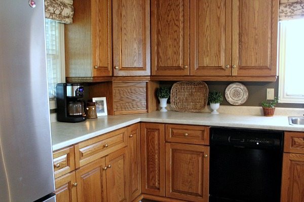 Budget-friendly ways to update a very outdated kitchen. Love the farmhouse style touches!