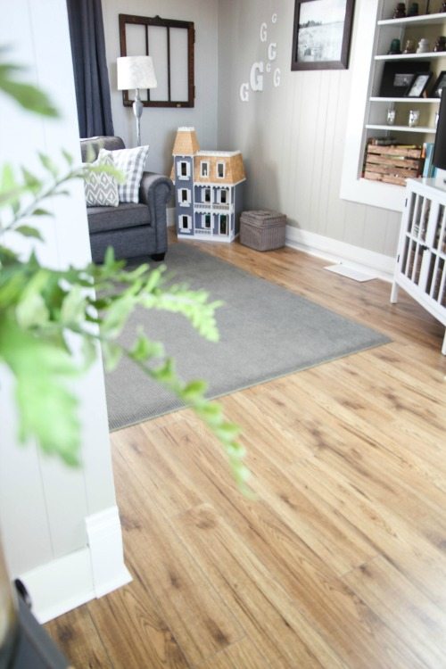 How to choose laminate flooring that you'll really love! Great tips to read before you purchase laminate flooring for your home!