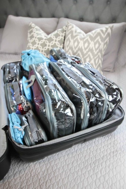 Amazingly organized suitcase! Love this packing method using packing cubes!