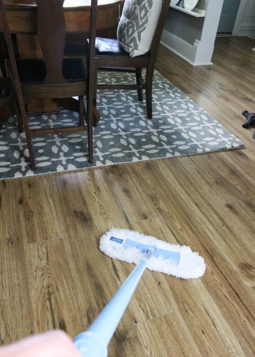 Your home will always look and feel clean if you follow this simple house cleaning routine. You'll love this handy list of quick & easy daily tasks.
