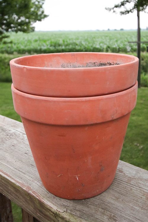Starting with clean flower pots is very important when planting a potted garden.  Here's the best way to clean your flower pots this growing season.