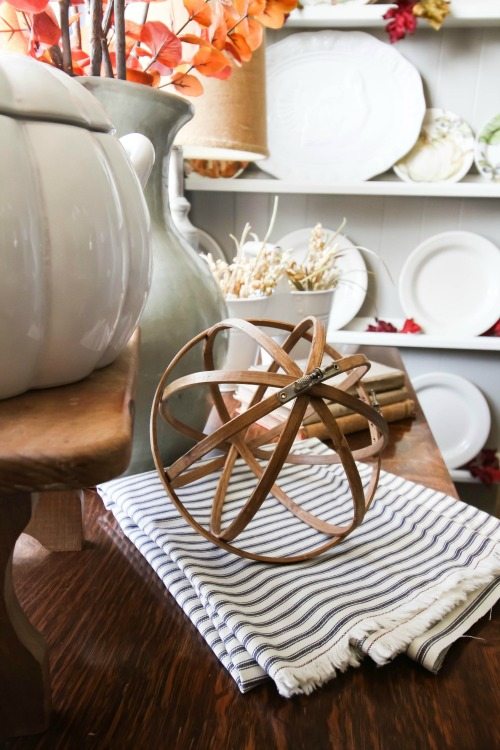 Great for DIY fall decor, this classic orb will look amazing in your home. Skip the expensive store-bought items and make this yourself. Here's how!
