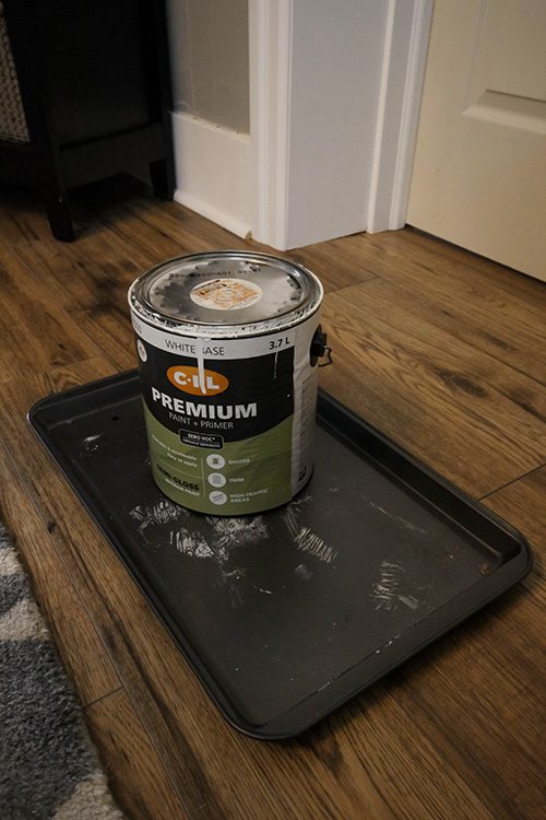 Keep your work area tidy while painting and avoid the annoying task of cleaning paint splatters afterwards with this amazing and simple painting trick.