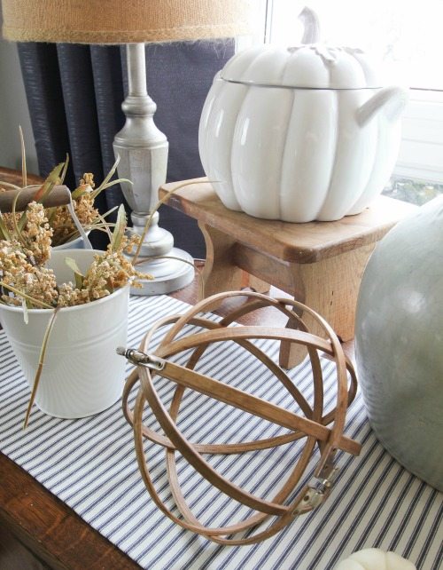 Easy farm house style fall and autumn decorating ideas!