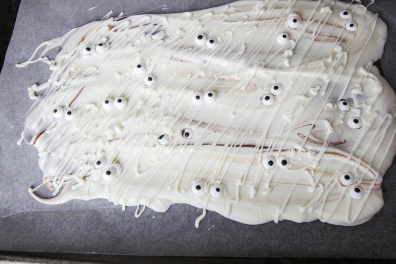How to make white chocolate mummy bark for halloween!