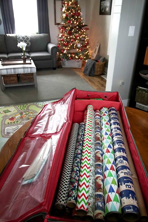 Unclutter this Christmas and make wrapping a breeze with this neat and orderly trick to keep wrapping paper from unrolling.