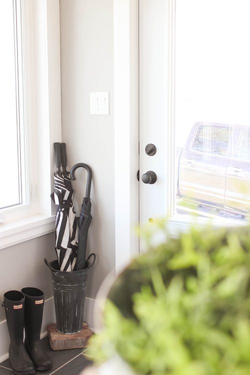 Taking a few minutes to prepare your entryway for spring is a great way to make sure that you're able to really fully enjoy all the season has to offer, both inside and outdoors!