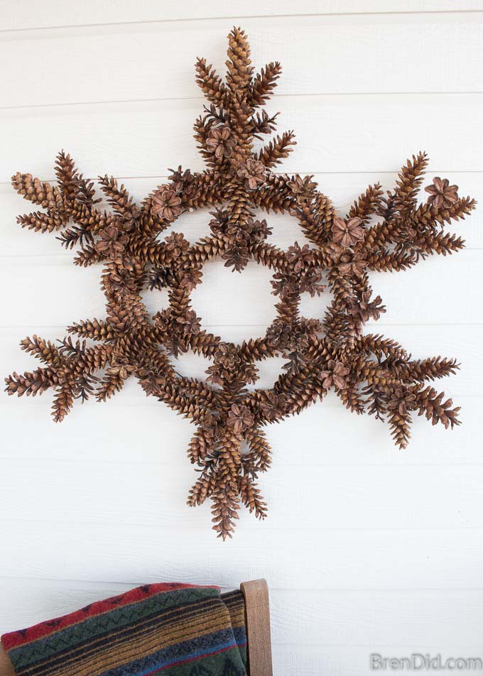 Fabulous Pinecone Christmas Decor Ideas for your home! Pine Cone Snowflake Wreath