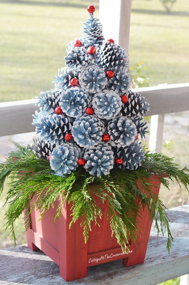 Fabulous Pinecone Christmas Decor Ideas for your home! Pine Cone Christmas Tree