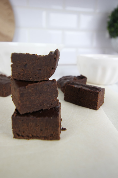 This three ingredient date fudge has become a family favourite recipe in our house. It's healthy, easy to make, and really hits the spot for even the biggest chocolate craving!
