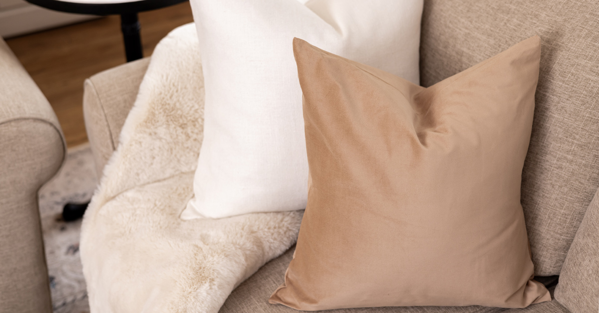 The 10 minute method for sewing DIY pillow covers.