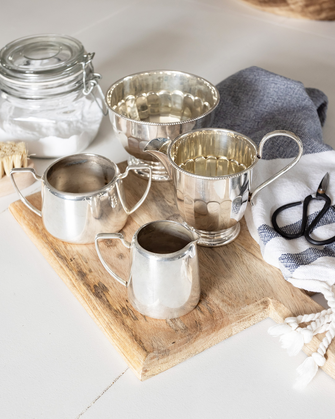 Clean silver pieces that are free of tarnish.