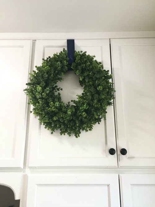 Whether it's for a kitchen, entryway, office, or anywhere else in your home, there's just something so festive and charming about this look. Here's how to hang wreaths on cabinet doors!