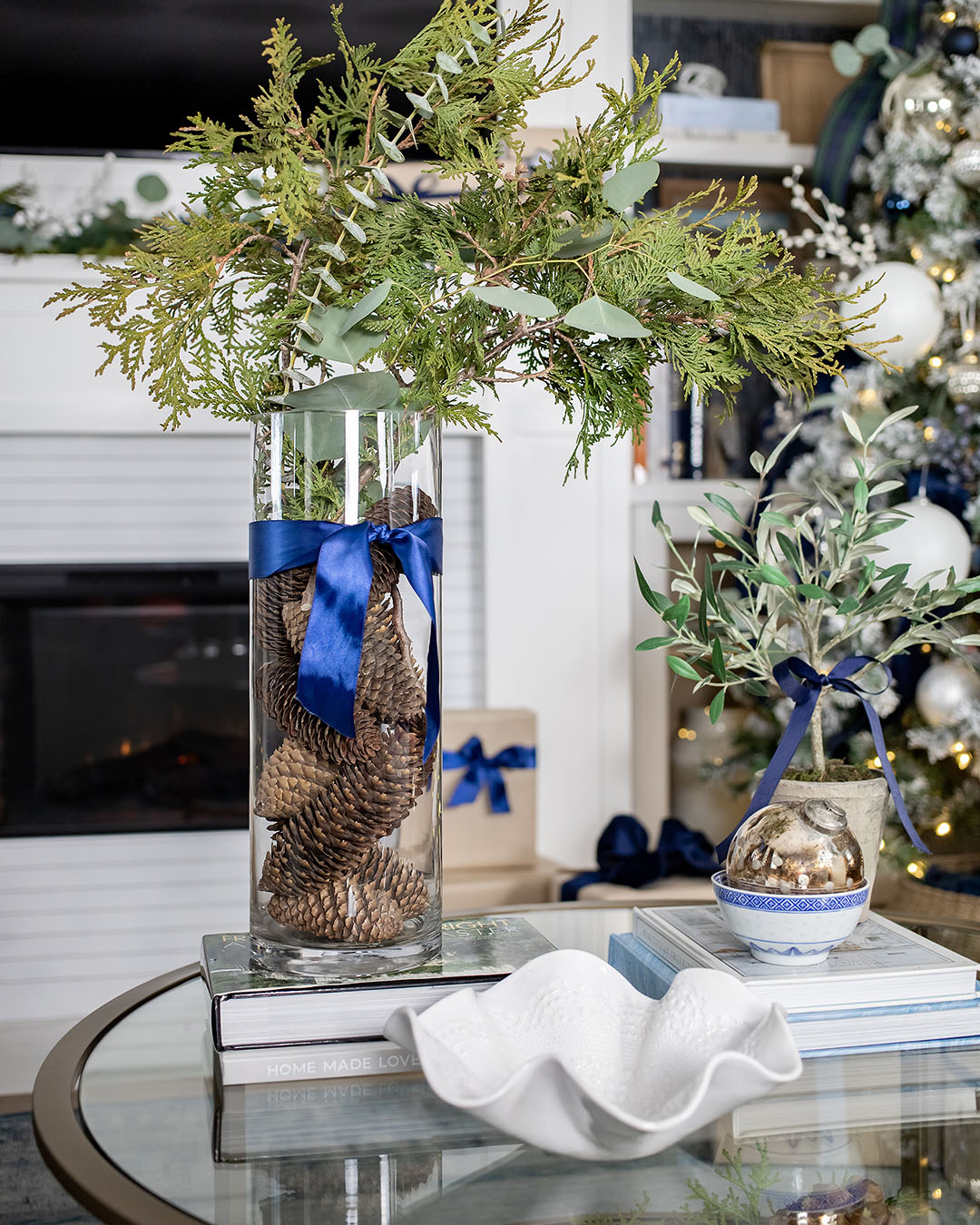 When it comes to almost anything, simple is best and Christmas decor is no exception! Here are my favourite simple Christmas decor ideas that use things you probably already have around the house!