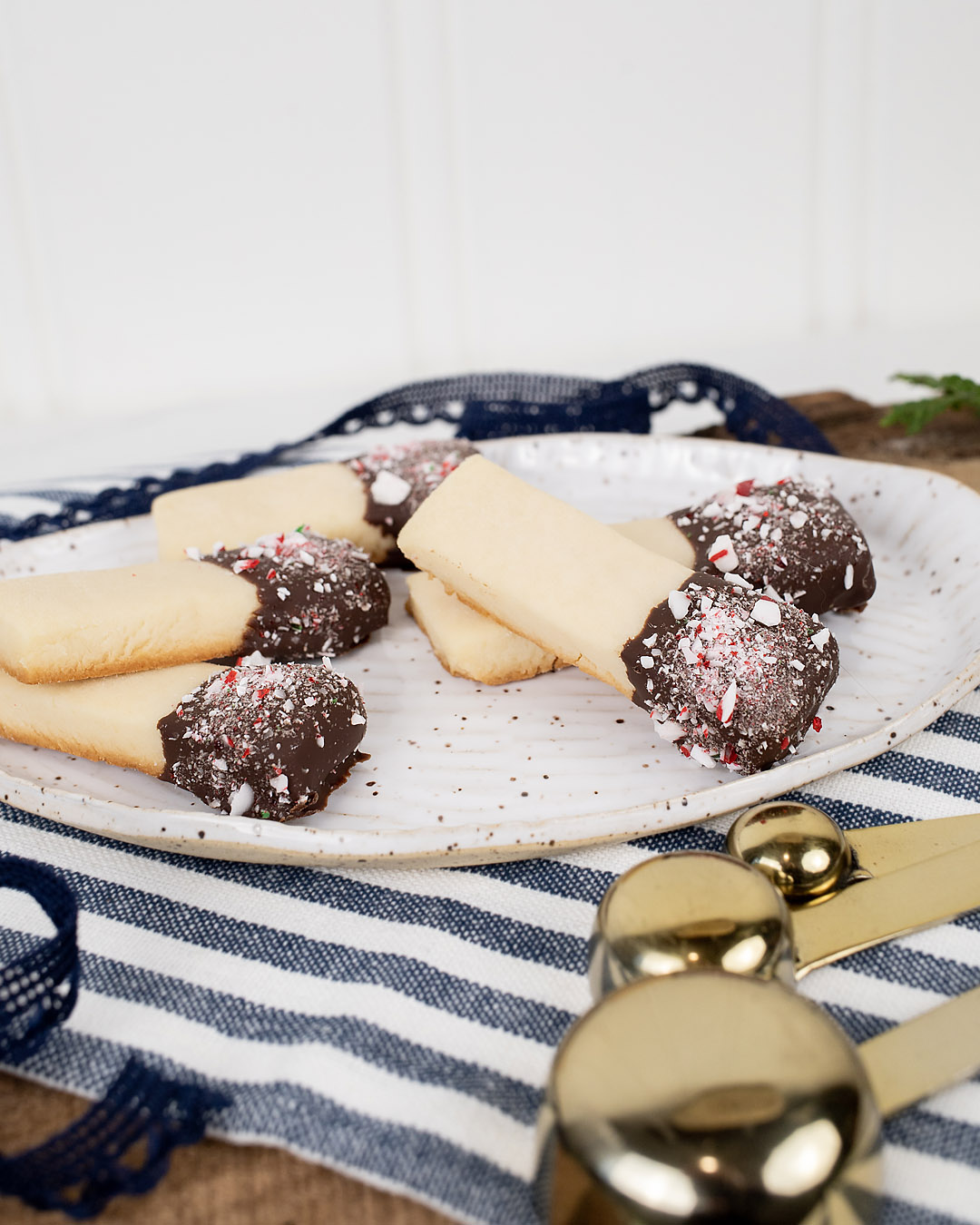 Another fun variation on classic shortbread to add to your cookie tray this holiday season. Here's how to make chocolate-dipped shortbread fingers!
