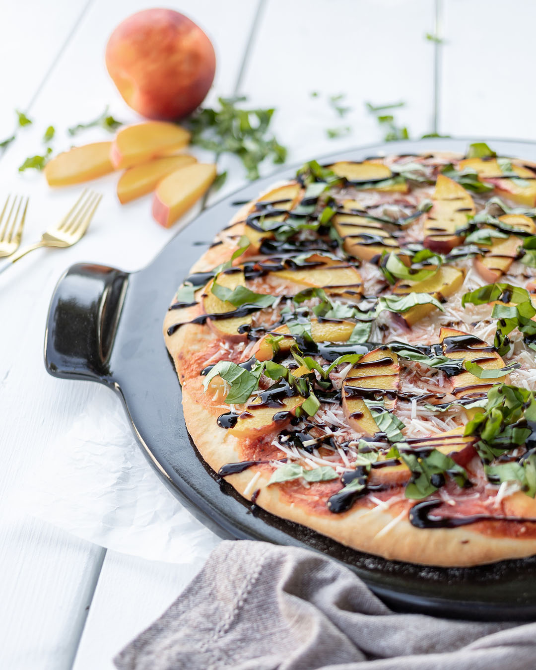 If you're still trying to hang on to those fresh summer flavours, but are also in the mood for pizza (who isn't?) try this surprisingly elegant and fresh-tasting plant-based peach basil pizza!