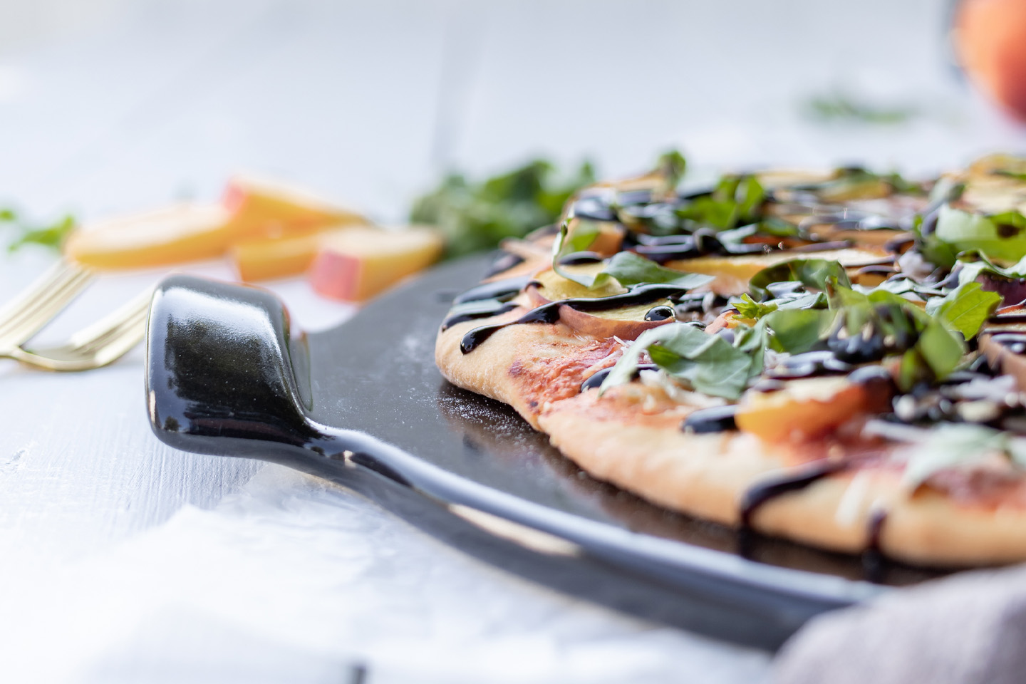 If you're still trying to hang on to those fresh summer flavours, but are also in the mood for pizza (who isn't?) try this surprisingly elegant and fresh-tasting plant-based peach basil pizza!