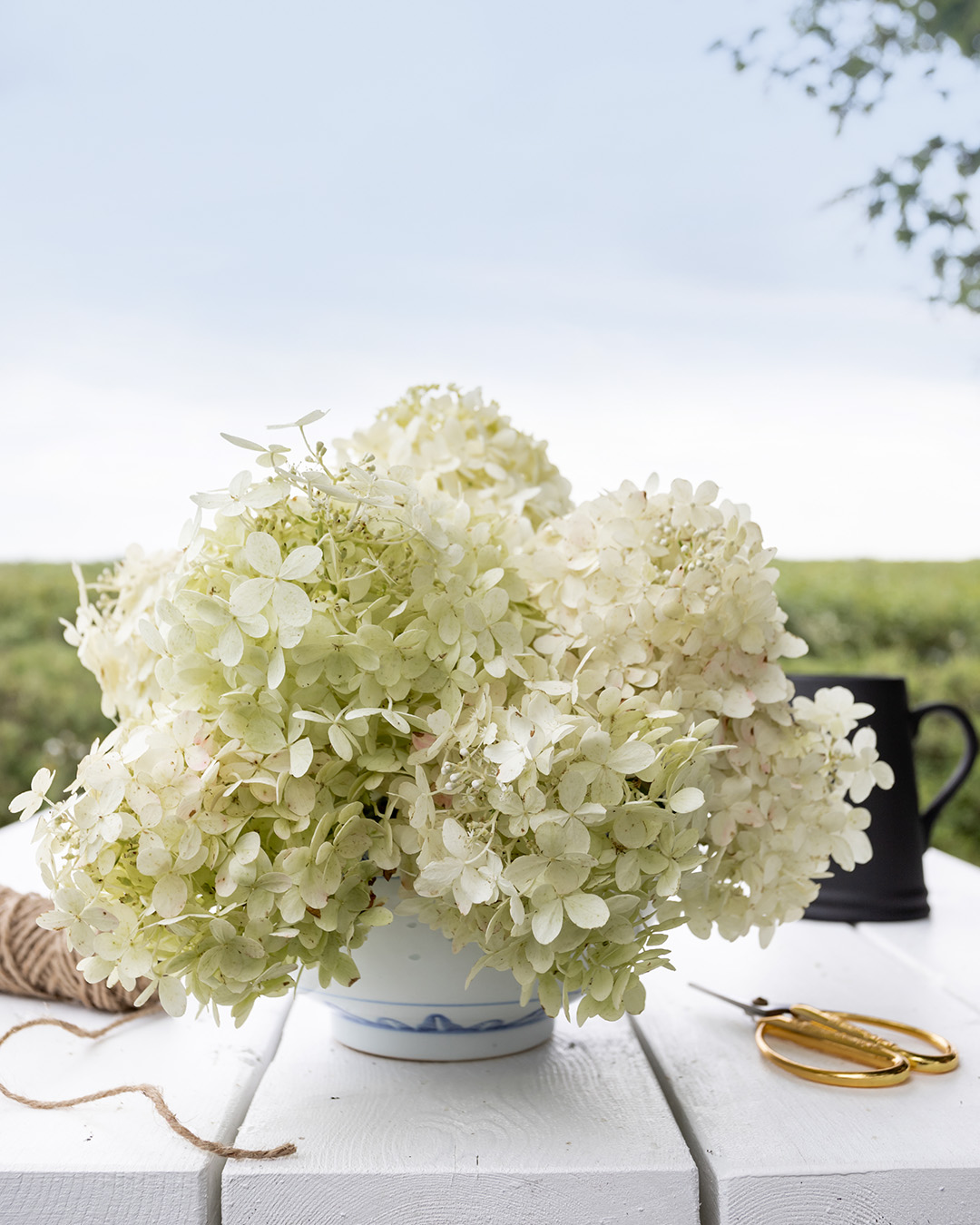 I love the hydrangeas that bloom here in late summer and early fall! Here's how to make a really beautiful and simple hydrangea bowl arrangement.