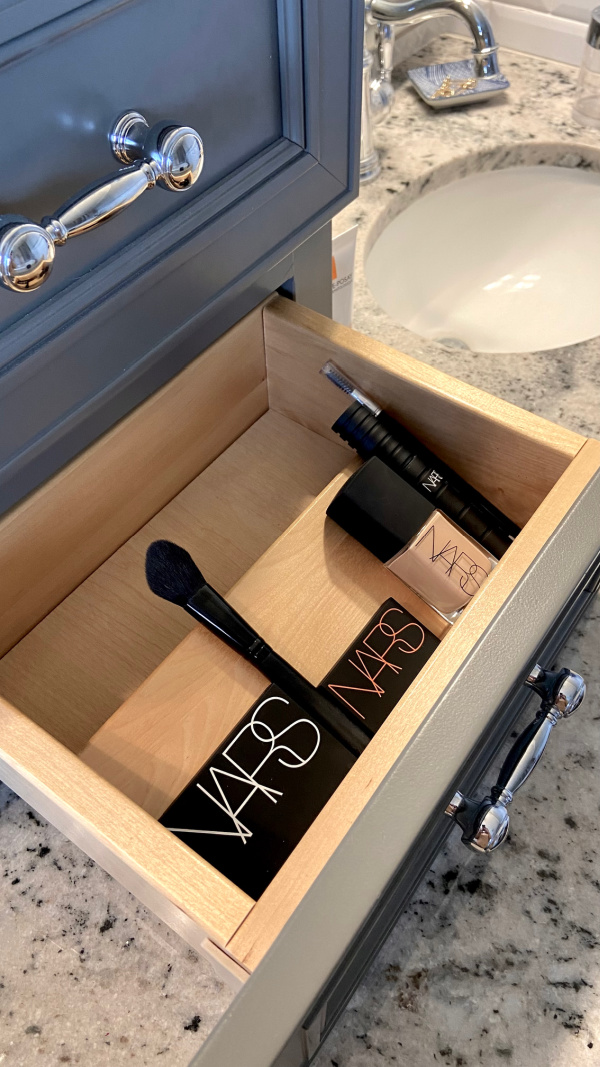 Five Things on a Friday - Organized bathroom drawer