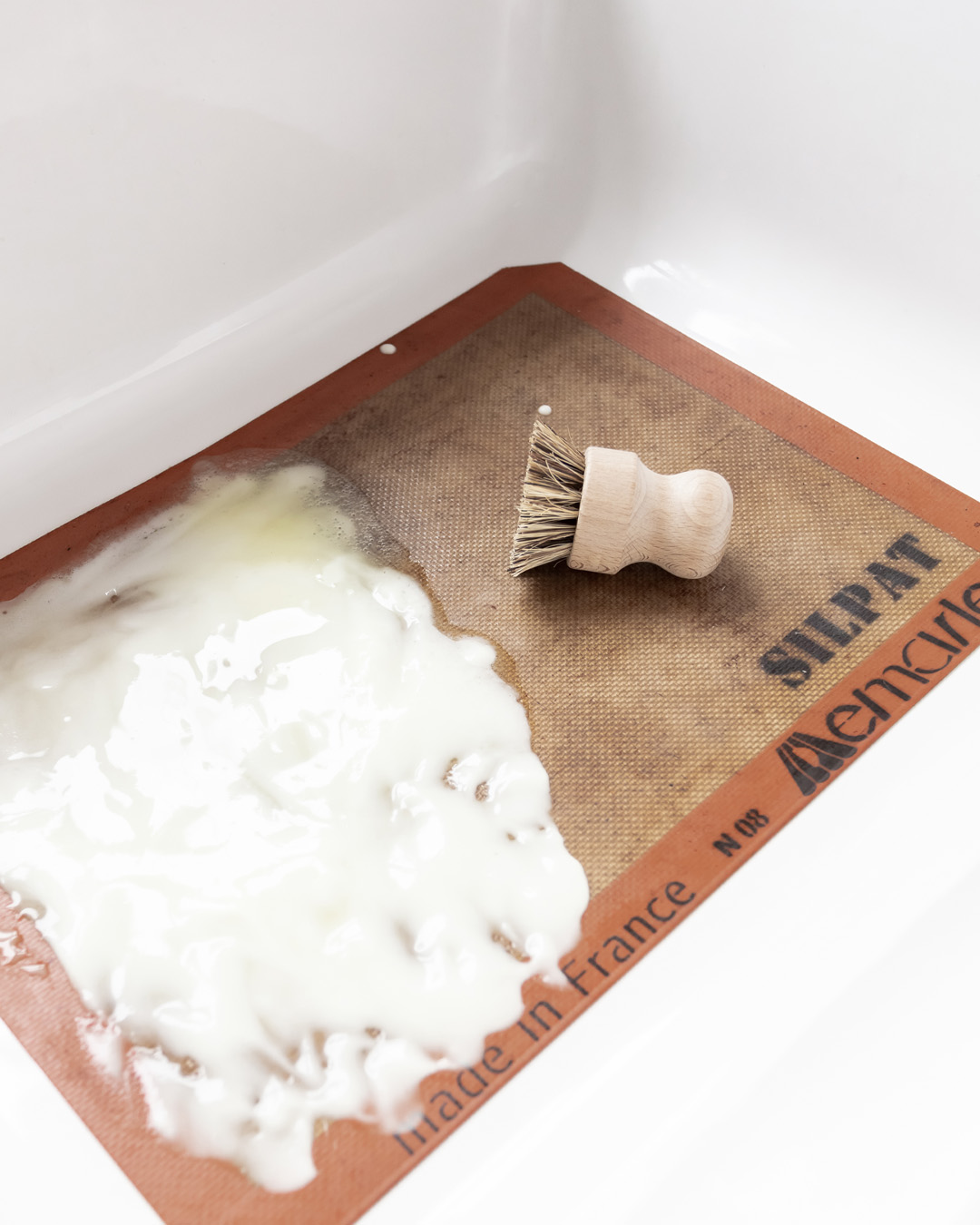 If you use your silicone baking mats often, they've probably gotten a bit stained and may even have an odour. Here's how to clean silpats easily and effectively!