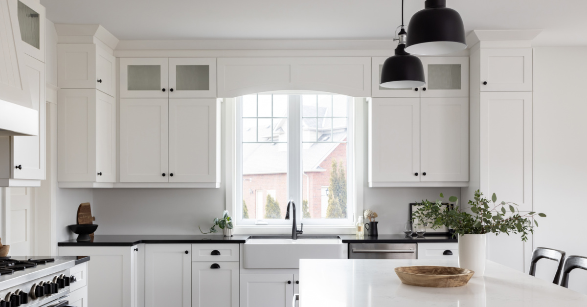Traditional black and white kitchen with a farmhouse sink