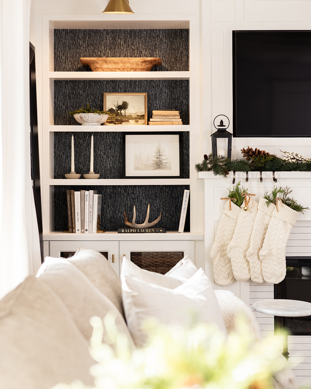 Greenery and fresh whites for a calm Christmas living room