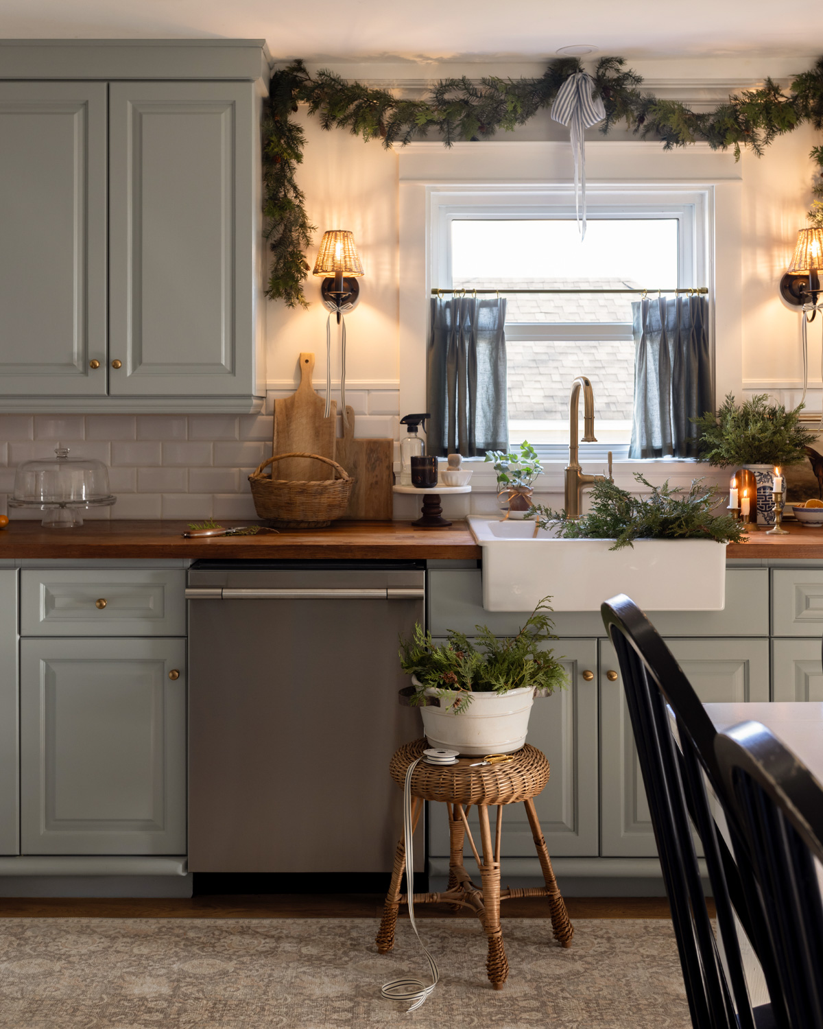 Curtain Sandra cafe curtains in green.