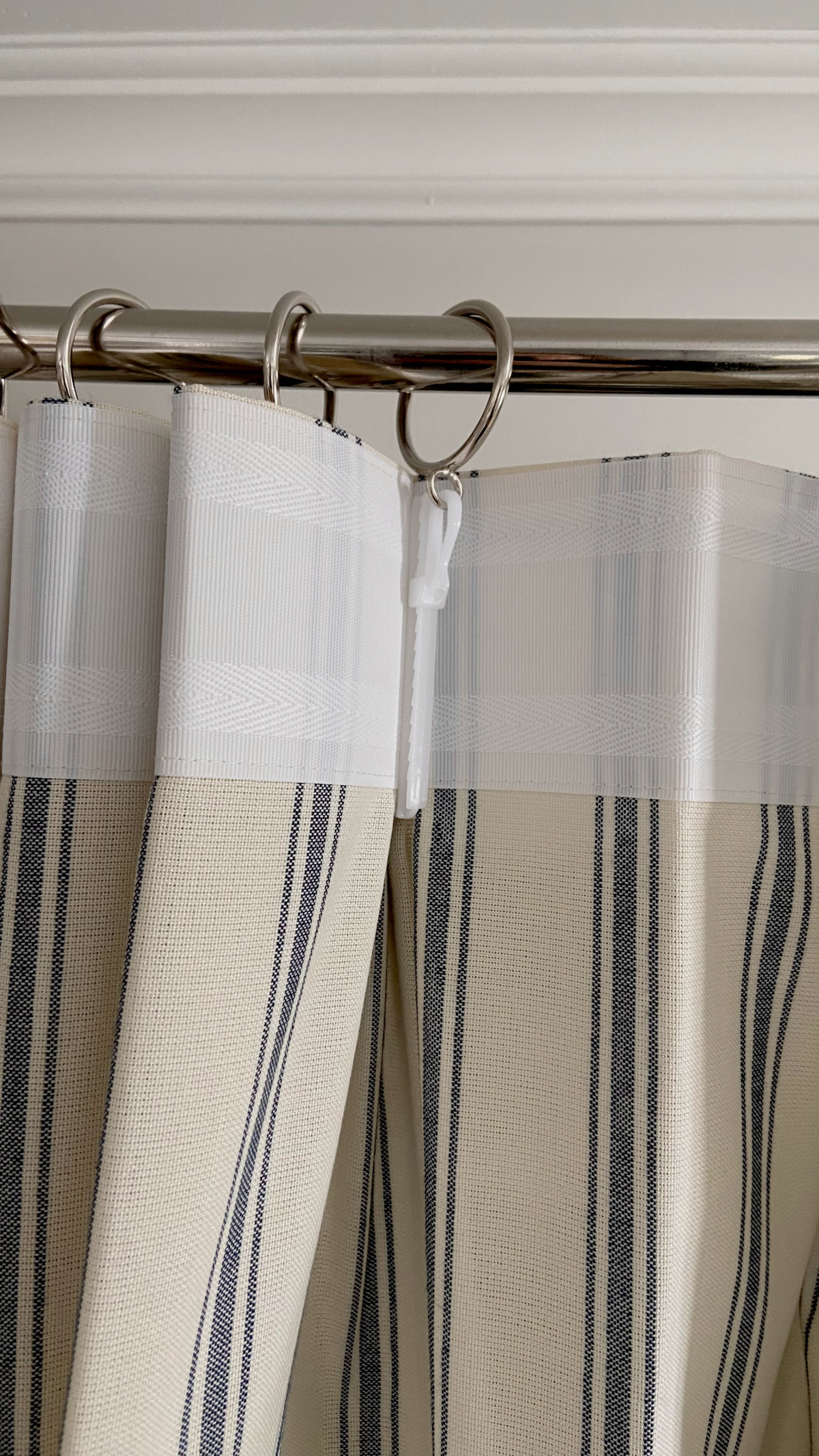 Detailed view of the back of the header with hooks and rings.