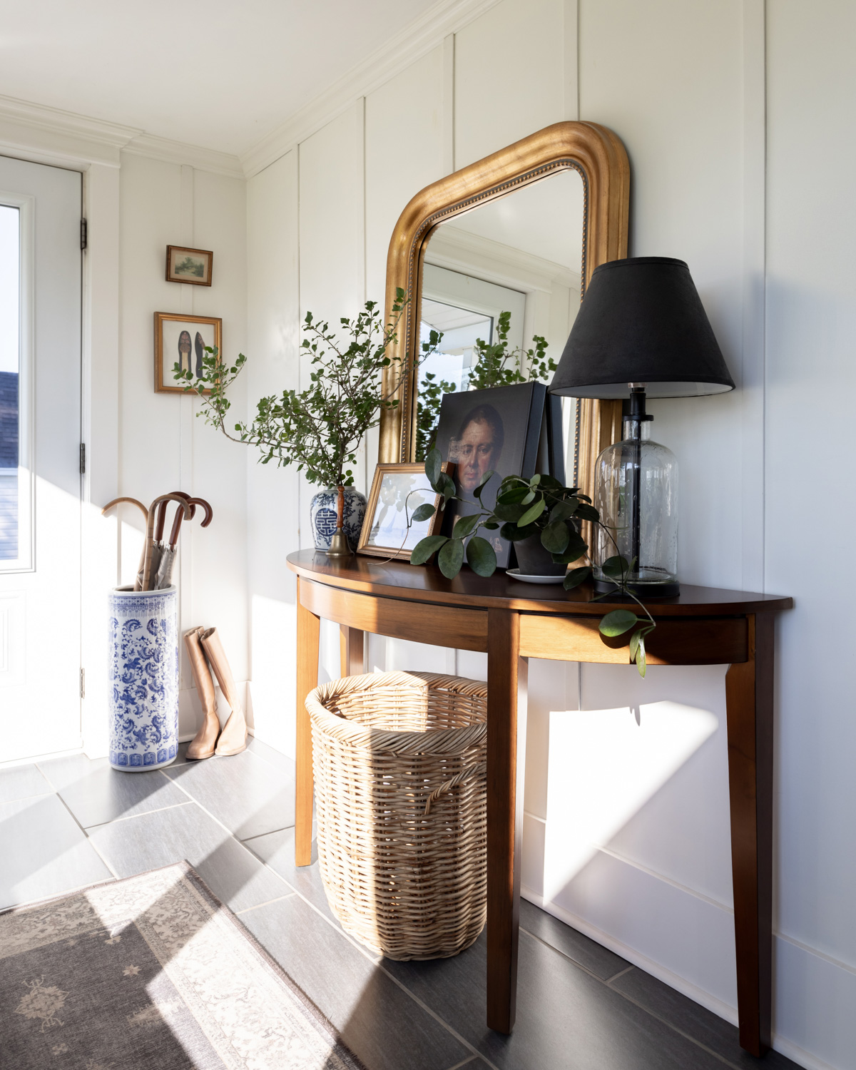 Traditional wood console table in a mudroom.