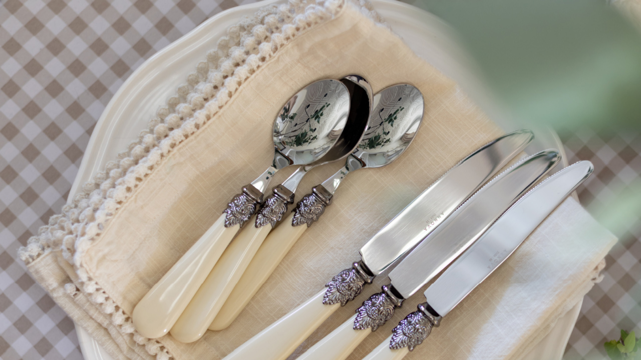 Beautiful vintage-inspired flatware available on Amazon.