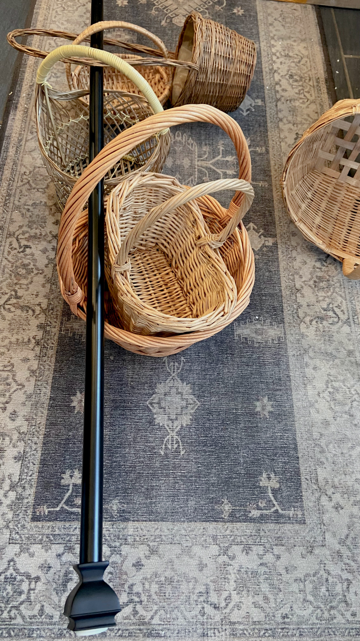 Threading the rod through the basket handles.