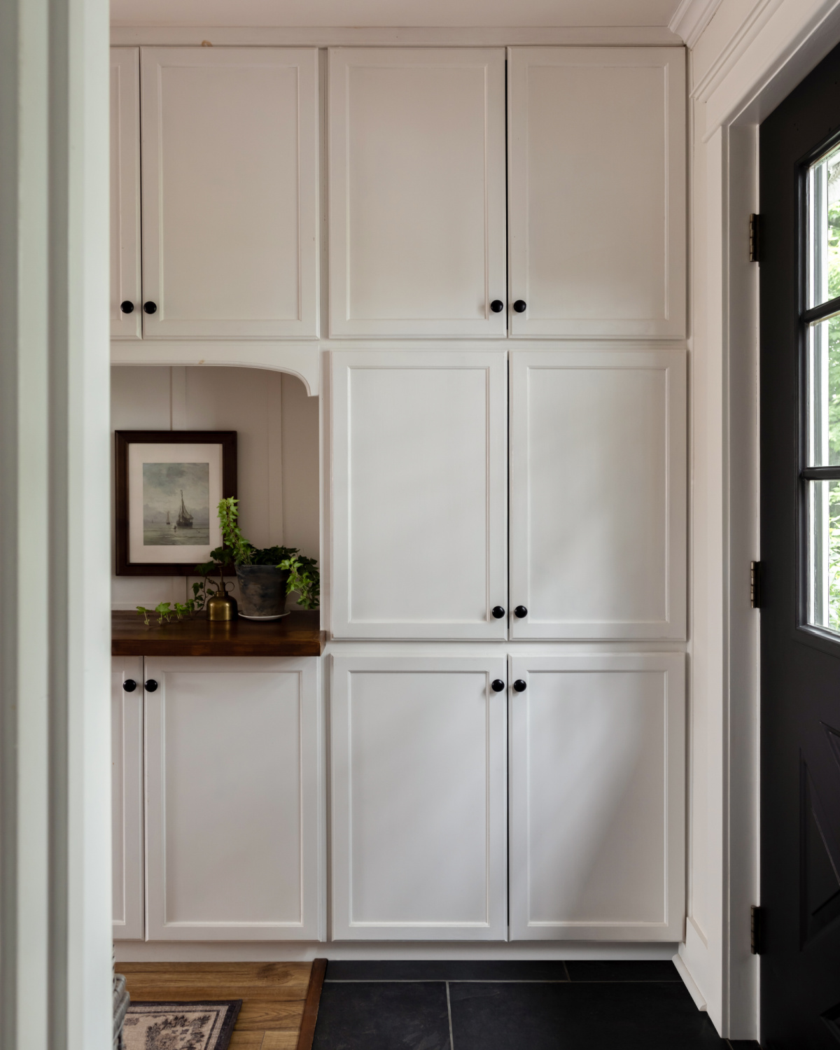 Cabinetry with medium-sized frames is a timeless choice.
